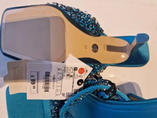 Sandalias de fiesta azules con pedrería