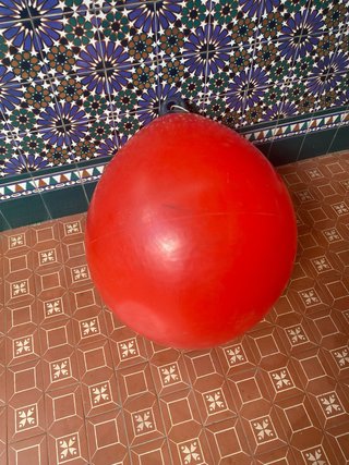Boya roja grande para saltar o para barcos