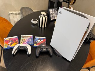 Consola PS5 + 3 Juegos + 2 Mandos