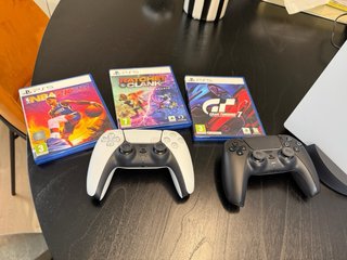 Consola PS5 + 3 Juegos + 2 Mandos
