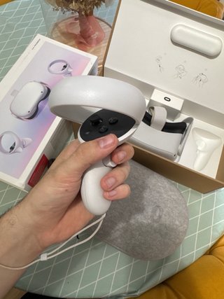Oculus Quest 2 con caja y funda de transporte.