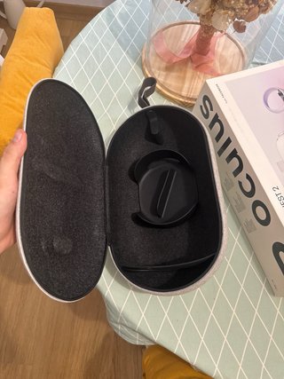 Oculus Quest 2 con caja y funda de transporte.