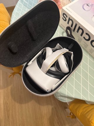 Oculus Quest 2 con caja y funda de transporte.
