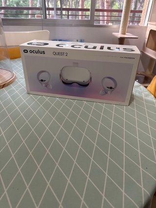 Oculus Quest 2 con caja y funda de transporte.