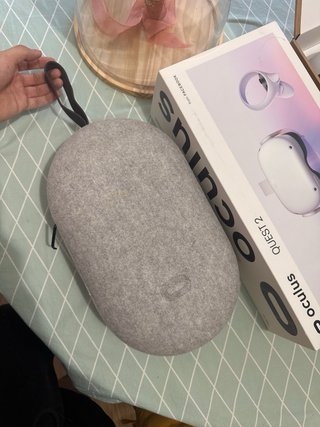 Oculus Quest 2 con caja y funda de transporte.