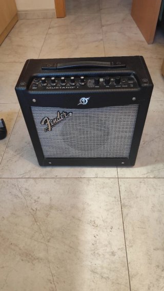 Guitarra Eléctrica Negra y Amplificador Fender