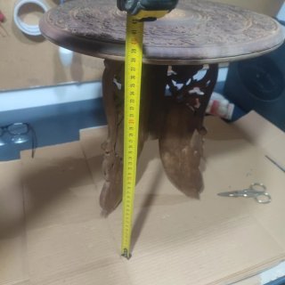 Mesa auxiliar antigua tallada.