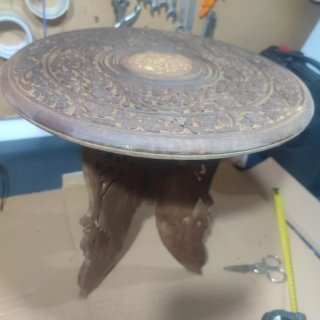 Mesa auxiliar antigua tallada.