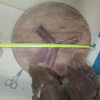 Mesa auxiliar antigua tallada.