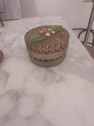 Caja joyero metálica decorada