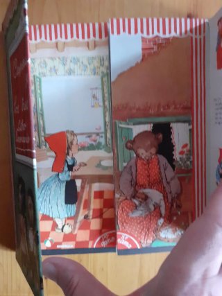 1946, Libro-escenario Caperucita Roja