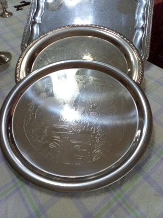 Bandeja de metal plateada