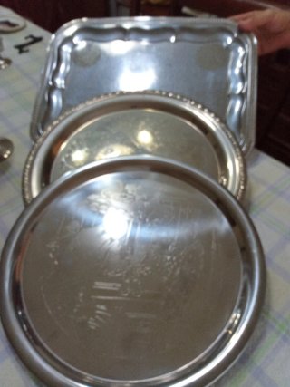 Bandeja de metal plateada