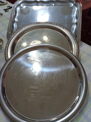 Bandeja de metal plateada