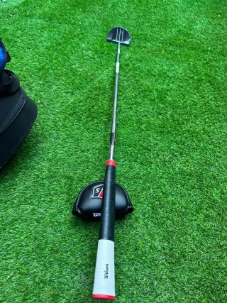 Palo de golf Wilson con funda