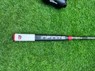 Palo de golf Wilson con funda