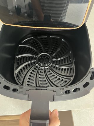 Freidora de aire negra con detalles madera