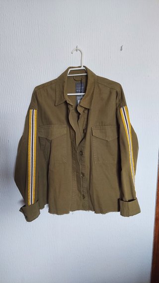 Chaqueta militar estilo cargo verde
