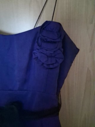 Vestido morado con cinturón negro