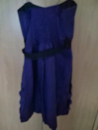 Vestido morado con cinturón negro