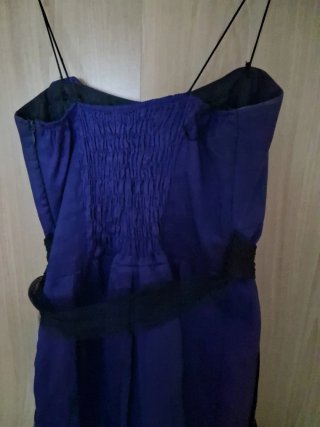 Vestido morado con cinturón negro