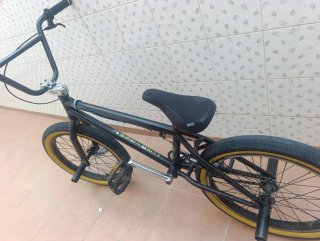 Bicicleta BMX negra