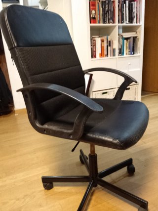 Silla de escritorio negra muy cómoda de Ikea
