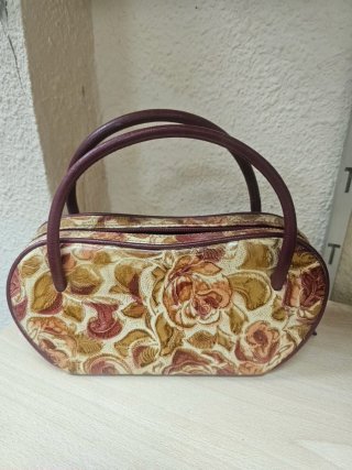 Bolso de mano con relieve floral