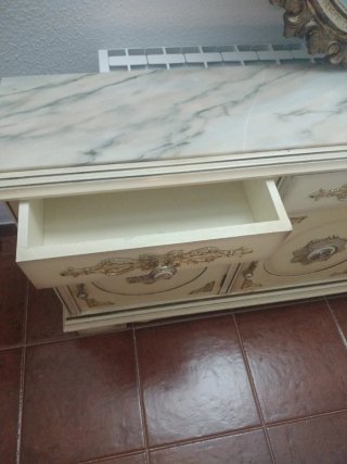 Aparador y espejo clásico beige y dorado