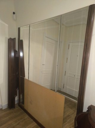 Mueble recibidor clásico de madera con espejo.