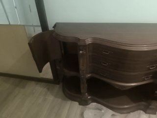 Mueble recibidor clásico de madera con espejo.