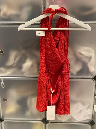 Top rojo con textura zara