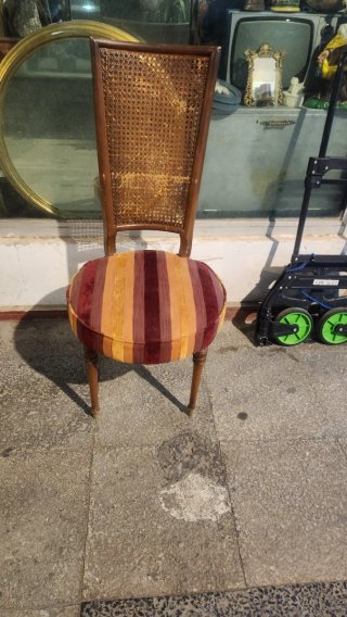 5 Sillas antiguas con rejilla
