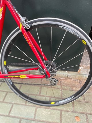 Bicicleta de carretera ATK Roja