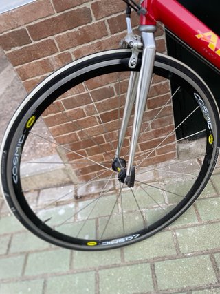 Bicicleta de carretera ATK Roja