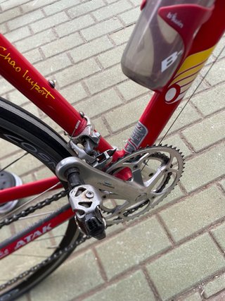 Bicicleta de carretera ATK Roja
