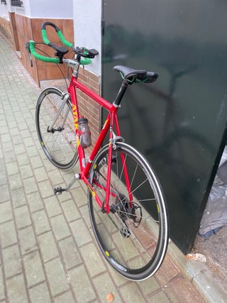 Bicicleta de carretera ATK Roja