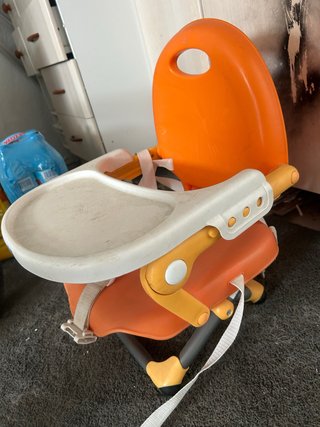 Trona de bebé naranja y blanca