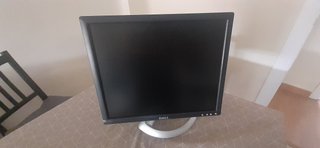 Pantalla de ordenador Dell negra y plateada