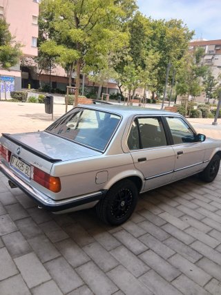BMW e30 320i