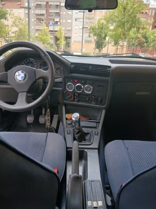 BMW e30 320i
