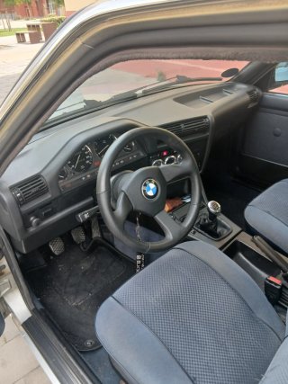 BMW e30 320i