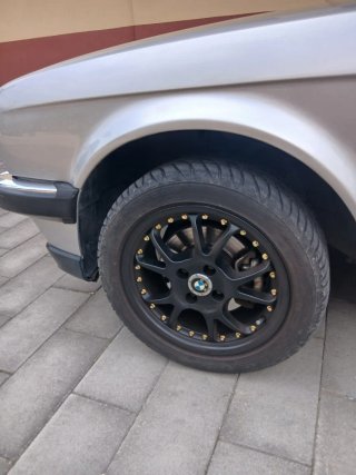 BMW e30 320i