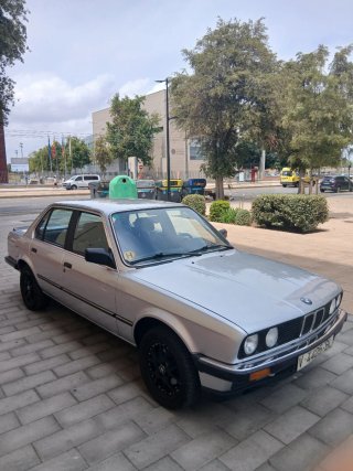 BMW e30 320i