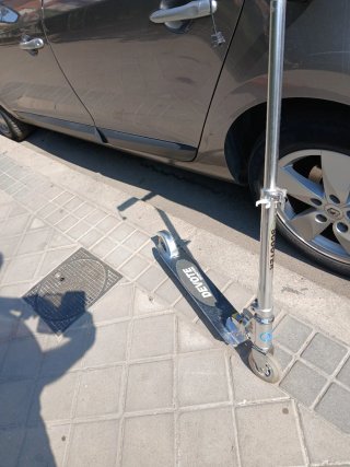 Patinete de aluminio plateado
