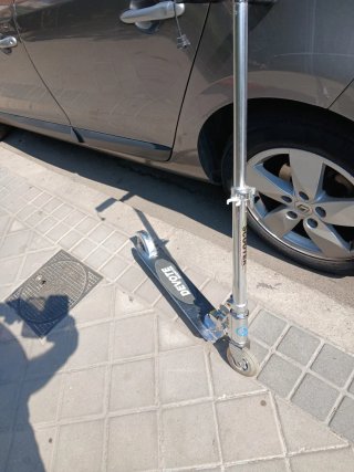 Patinete de aluminio plateado