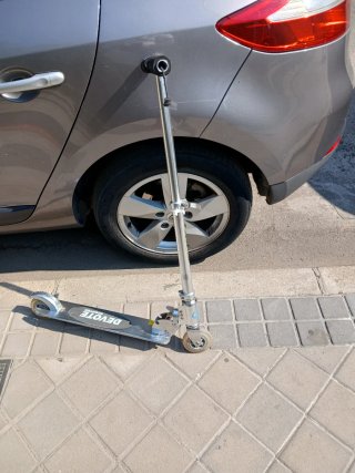 Patinete de aluminio plateado