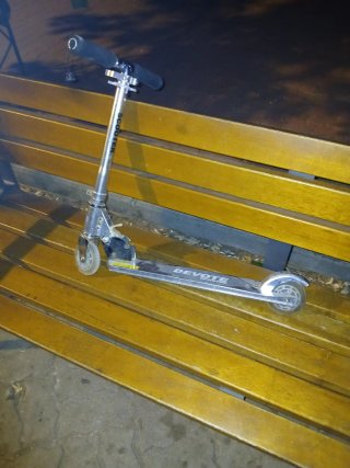 Patinete de aluminio plateado
