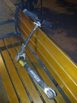 Patinete de aluminio plateado