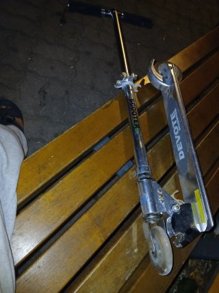 Patinete de aluminio plateado
